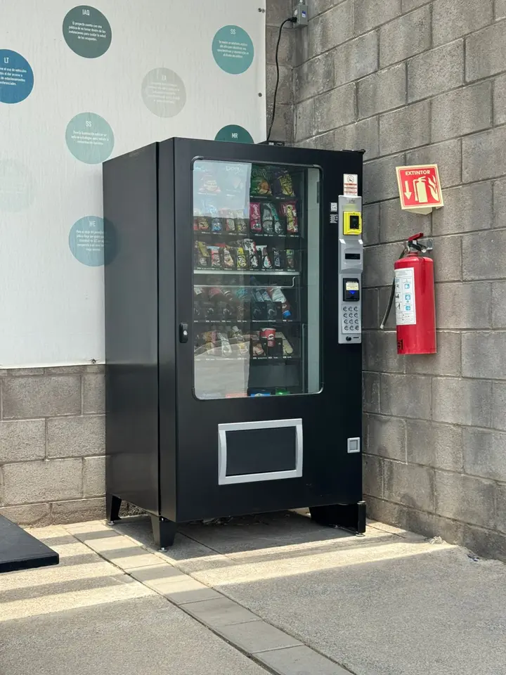 Máquina de Paseo Vending instalada en un área exterior techada